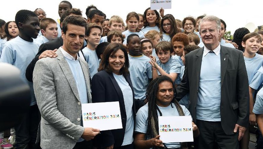La maire de Paris Anne Hidalgo et Bernard (g) Lapasset, futur président du comité de candidature, entouré d'athlètes pour le lancement officiel de la candidature Paris-2014, le 23 juin 2015 à Paris