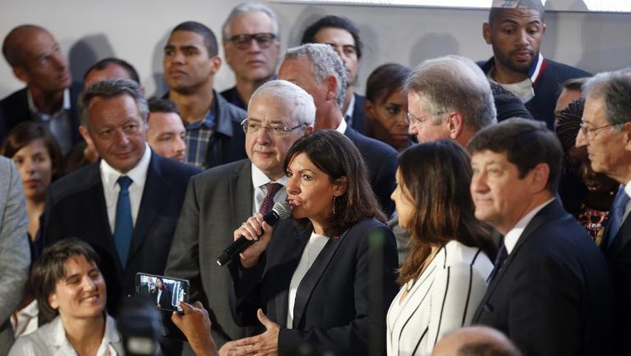 La maire de Paris Anne Hildago et le président du Conseil régional d'Ile-de-France Jean-Paul Huchon (à sa droite) lors du lancement officiel de la candidature de Paris pour les JO-2024, le 23 juin 2015 à Paris