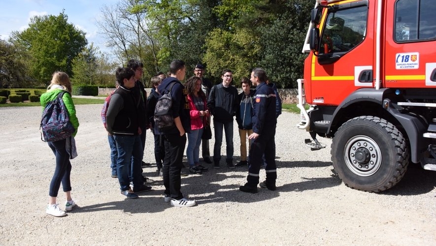Au Haras, l’un des six ateliers du jour, les collégiens ont découvert le quotidien et l’équipement des pompiers.