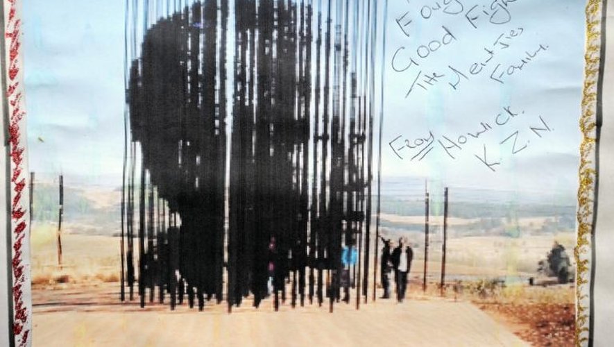Message d'encouragement à Nelson Mandela collé le 10 juillet 2013 sur le mur du Medi Clinic Heart Hospital de Prétoria ou est hospitalisé l'ancien président sud-africain