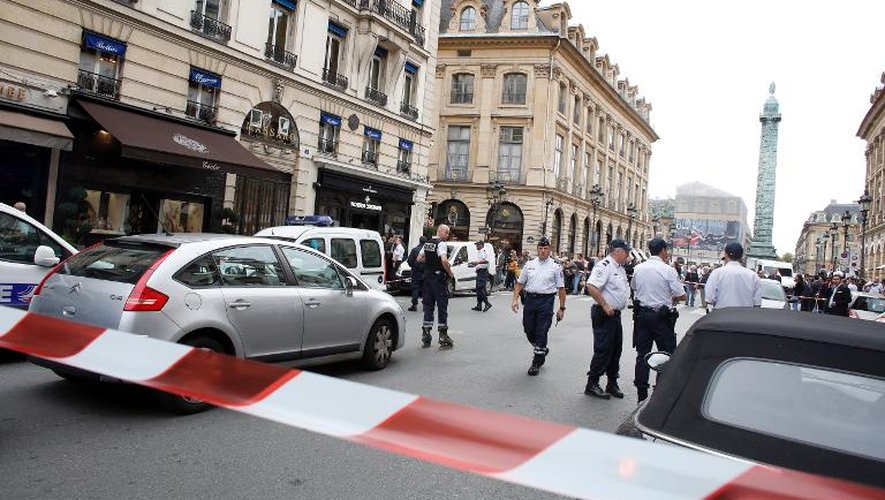 Un cordon de police près de la Place Vendôme à Paris, le 4 octobre 2013, à la suite d'un cambriolage chez le joaillier Vacheron