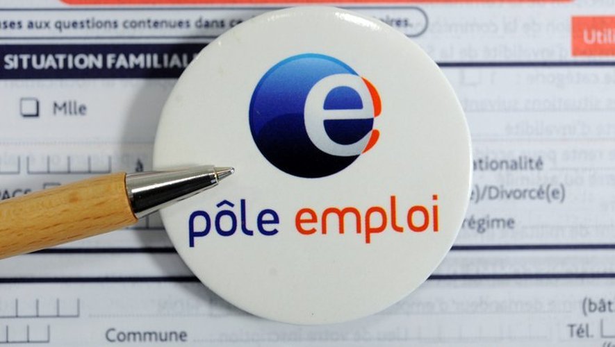 Photo prise le 4 septembre 2012 à Brest d'un logo de l'Agence Pôle Emploi posée sur une fiche d'inscription.