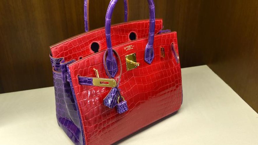 Un "Birkin" Hermès en crocodile rouge et violet, une pièce unique issue d'une commande spéciale qui fait partie des sacs vendus aux enchères chez Heritage, est présenté le 7 avril 2014 à New York