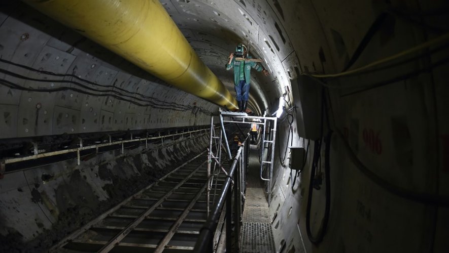 Un ouvrier travaille dans un tunnel du métro en construction pour relier le centre-ville auq aurtier chinois de la capitale thaïlandaise, à Bangkok le 11 mars 2016