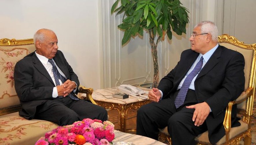 Le nouveau Premier ministre égyptien, Hazem Beblawi (g), discute avec le président par intérim, Adly Mansour, le 9 juillet 2013 au Caire