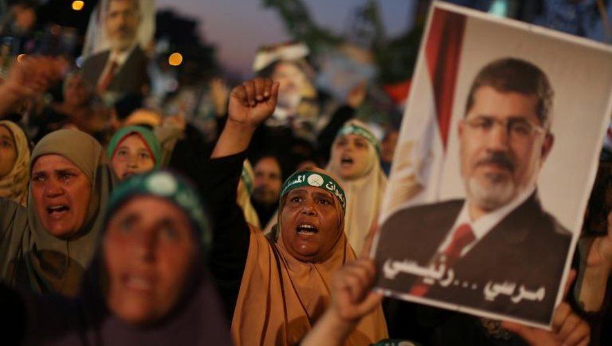 Des partisans des Frères musulmans manifestent en faveur de Mohamed Morsi, le 10 juillet 2013 au Caire