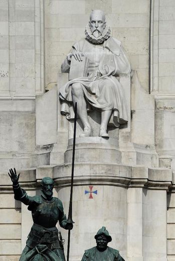 Une statue à l'effigie de l'écrivain, poète et dramaturge Miguel de Cervantes Saavedra et de bronze représentant le célèbrissime duo de héros de son chef-d'oeuvre universel, Don Quichotte et Sancho Panza sur la place d'Espagne à Ma