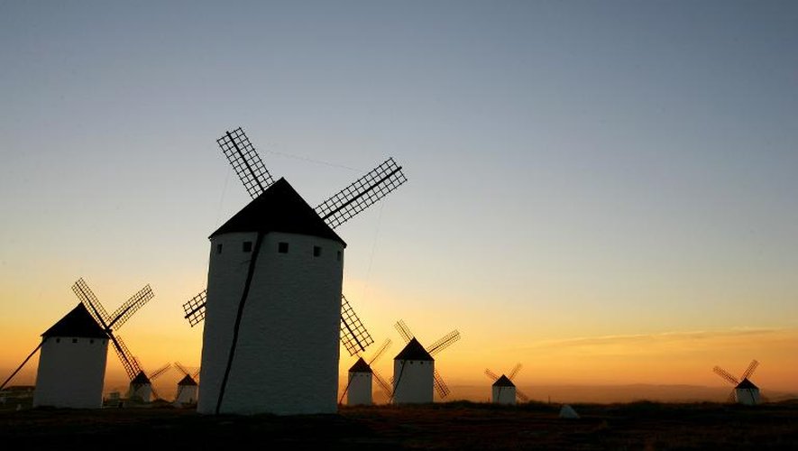 Les moulins à vent de Campo de Criptana, un village situé sur la route touristique de Don Quichotte, en Espagne, le 10 janvier 2005