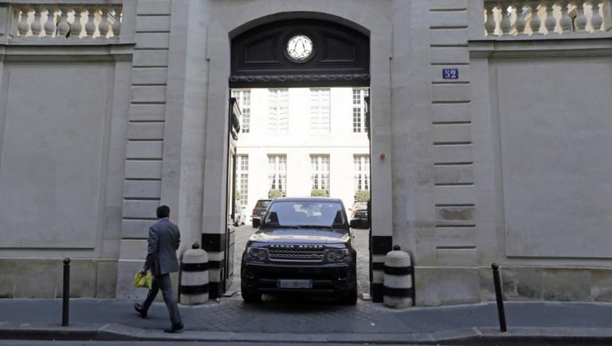 L'entrée de l'hôtel particulier de Bernard Tapie rue des Saint-Pères à Paris, le 10 juillet 2013