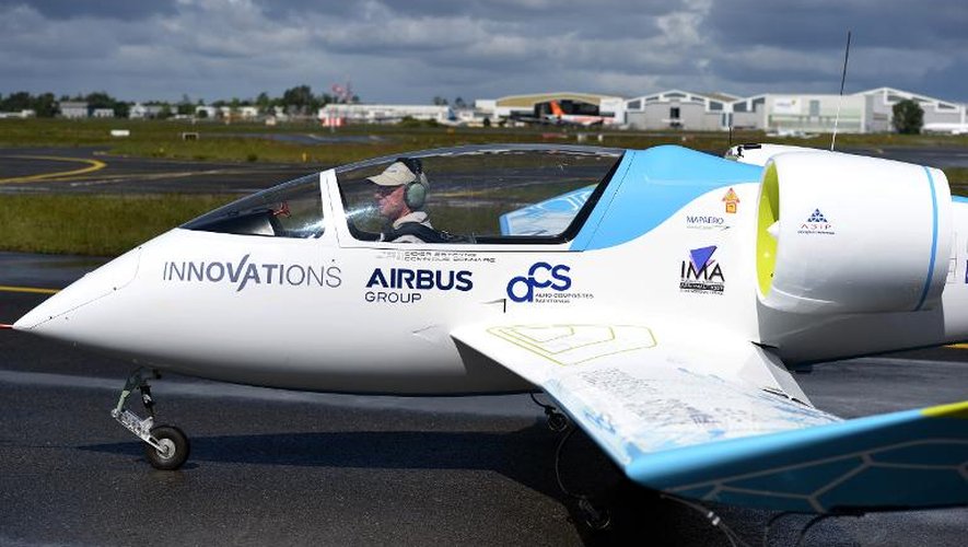 Un pilote dans l'avion-école électrique d'Airbus group, "l'E-Fan", le 25 avril 2014 à Mérignac
