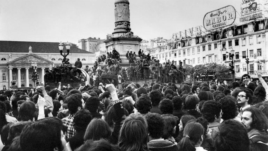 La foule manifestant sur la place Rossio à Lisbonne pendant la "Révolution des Oeillets" le 2 mai 1974