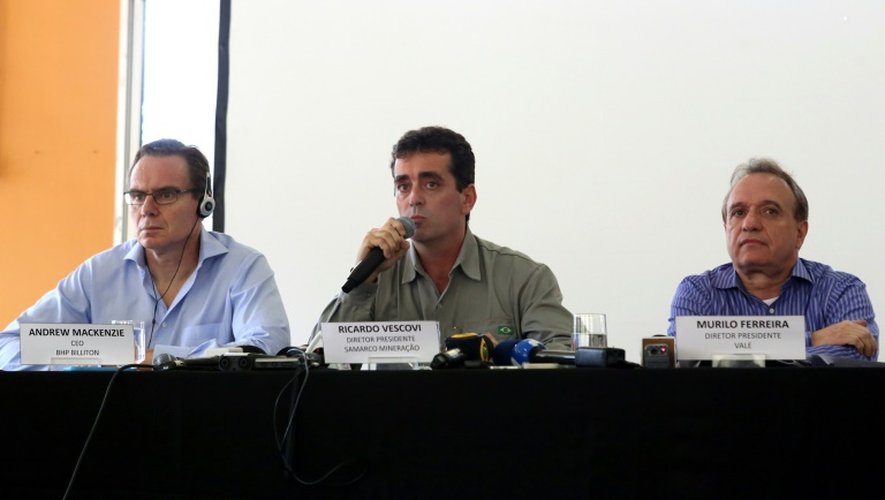 (De g à d) Le directeur général de BHP Nilliton, Andrew Mackenzie, le président de Samarco, Ricardo Vescovi, et le directeur général de Vale, Murilo Ferreira, lors d'une conférence de presse à Mariana au Brésil, le 11 novembre 2015