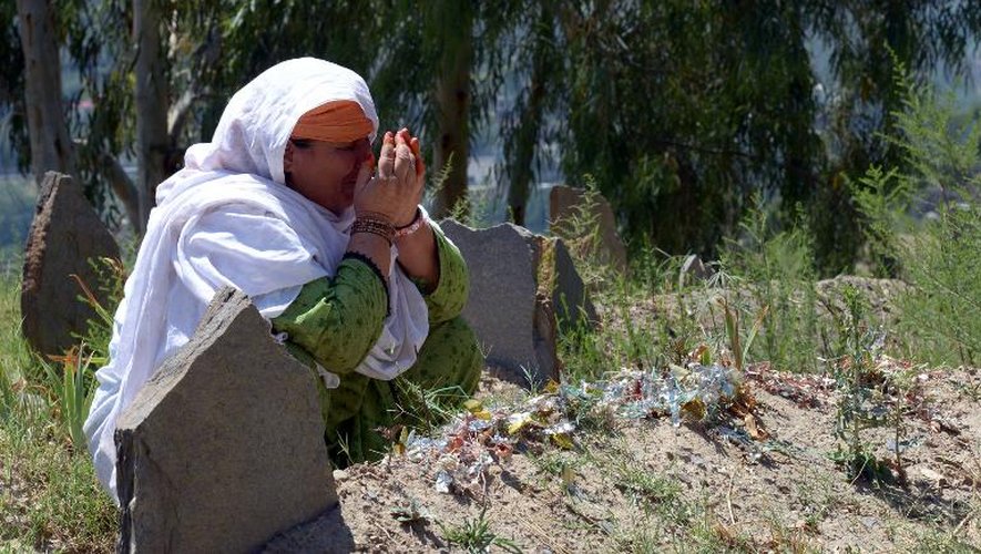 Jan Bano prie, le 20 juin 2013 à Akhun Baba dans la vallée de la Swat, sur la tombe de sa fille Tahira vitriolée l'an dernier