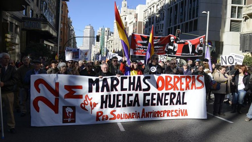 Des manifestants à Madrid contre les mesures d'austérité du gouvernement espagnol le 23 novembre 2013