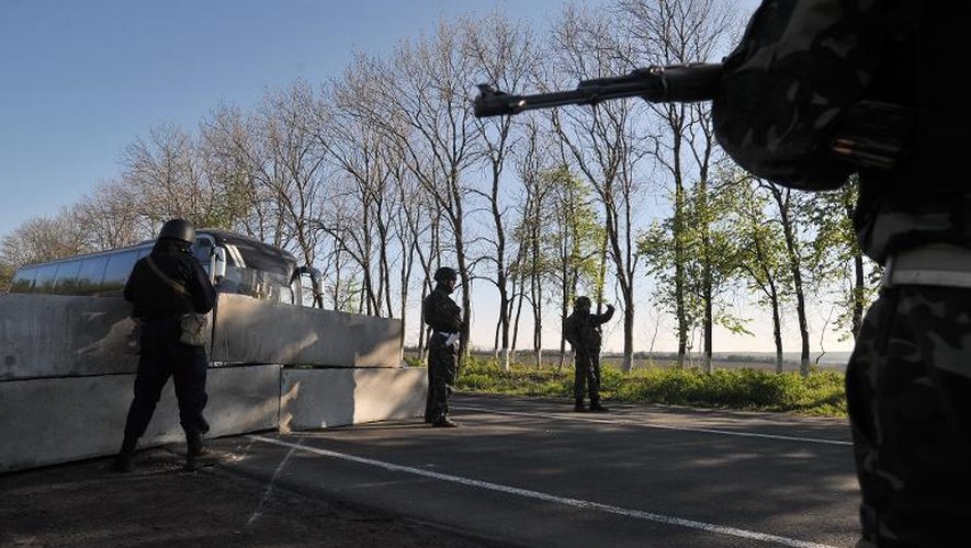 Des policiers ukrainiens montent la garde près d'une nouvelle barricade à Slaviansk le 25 avril 2014