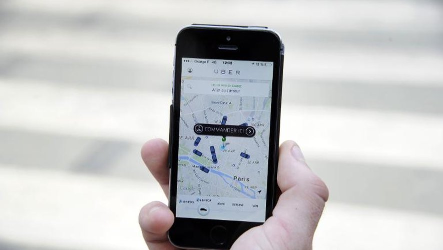 L'application UberPOP sur un smartphone, à Paris