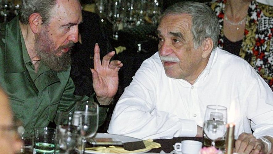 Le président cubain Fidel Castro (g) en discussion avec le prix Nobel de littérature colombien Gabriel Garcia Marquez, lors d'un dîner du Festival de cigares cubains à la Havane à Cuba, le 4 mars 2000