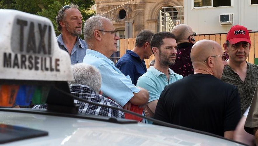 Des chauffeurs de taxi manifestent devant la préfecture des Bouches-du-Rhône, à Marseille, contre la concurrence d'UberPOP, le 9 juin 2015