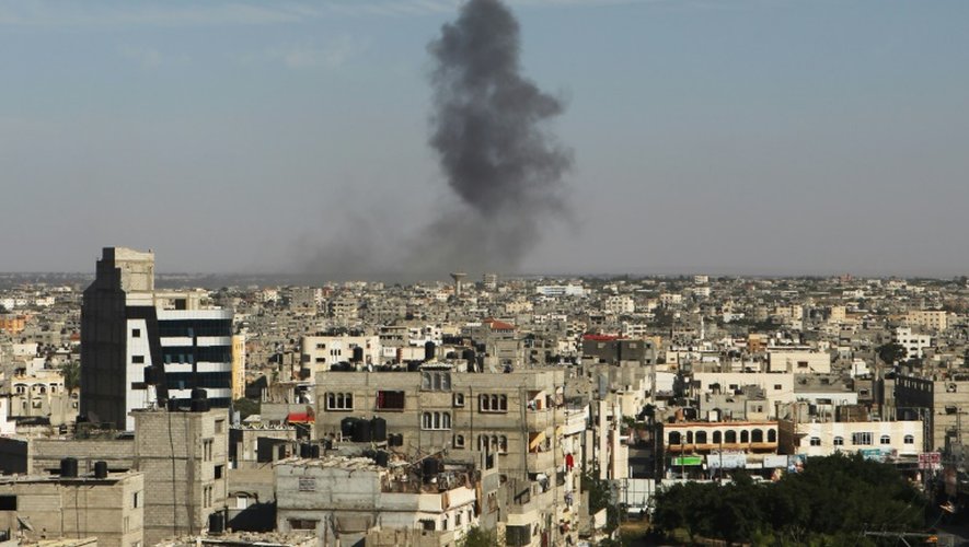 De la fumée monte de la ville de Rafah, dans la bande de Gaza, après des frappes de l'armée israélienne, le 5 mai 2016