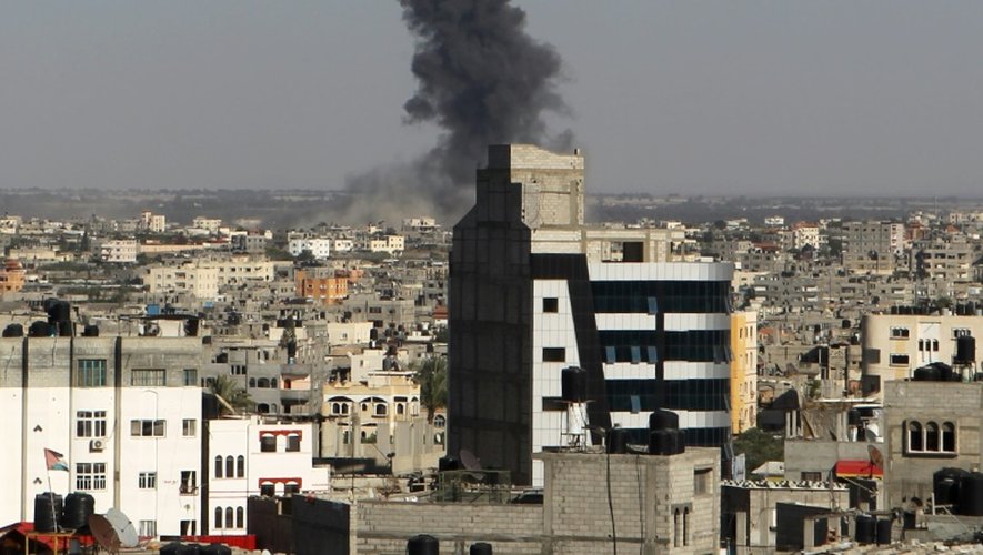 De la fumée monte de la ville de Rafah, dans la bande de Gaza, après des frappes de l'armée israélienne, le 5 mai 2016