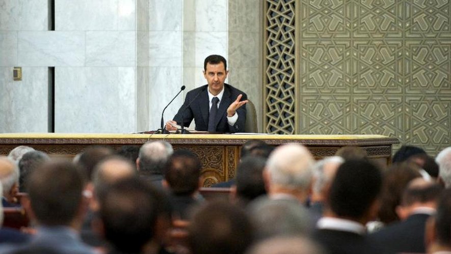 Le président syrien Bachar al-Assad (c) dirige l'assemblée plénière du comité central du parti Baas, le 8 juillet 2013 à Damas
