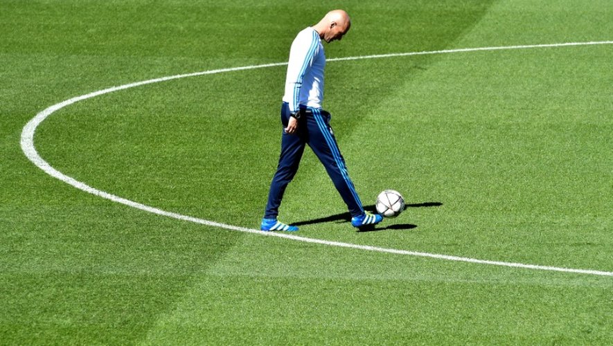Zinédine Zidane, l'entraîneur du Real, le 3 mai 2016 lors d'une séance d'entraînement à Madrid