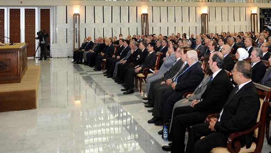 Le président syrien Bachar al-Assad (g) dirige l'assemblée plénière du comité central du parti Baas, le 8 juillet 2013 à Damas