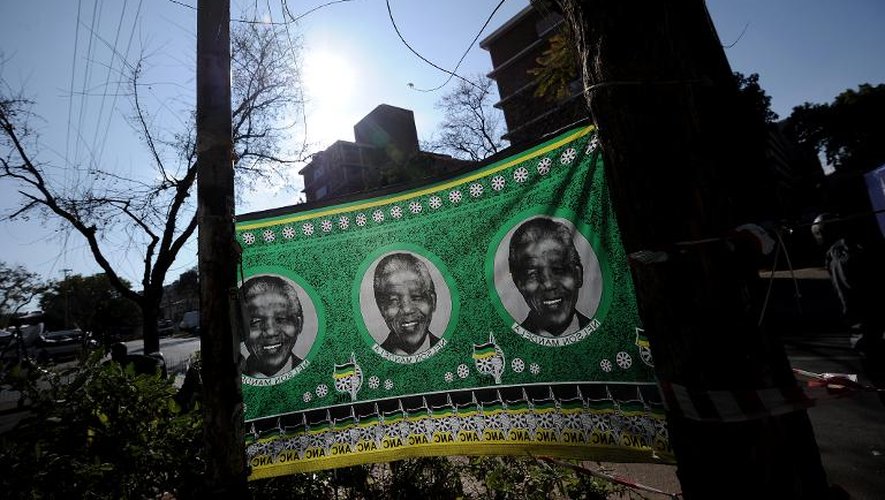 Des portraits de l'ancien président sud-africain Nelson Mandela sur un drapeau, le 11 juillet 2013 à Pretoria