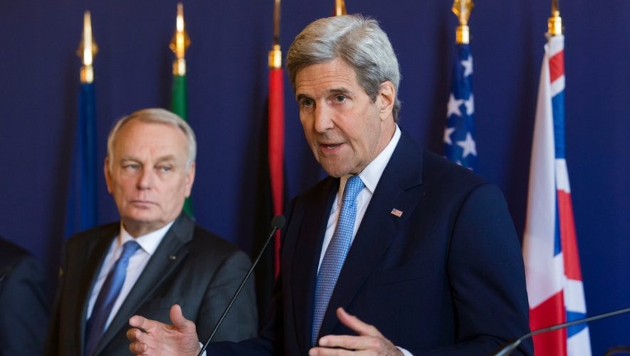 Le secrétaire d'Etat John Kerry (d) et le ministre français des Affaires étrangères, Jean-Marc Ayrault, à Paris le 13 mars 2016
