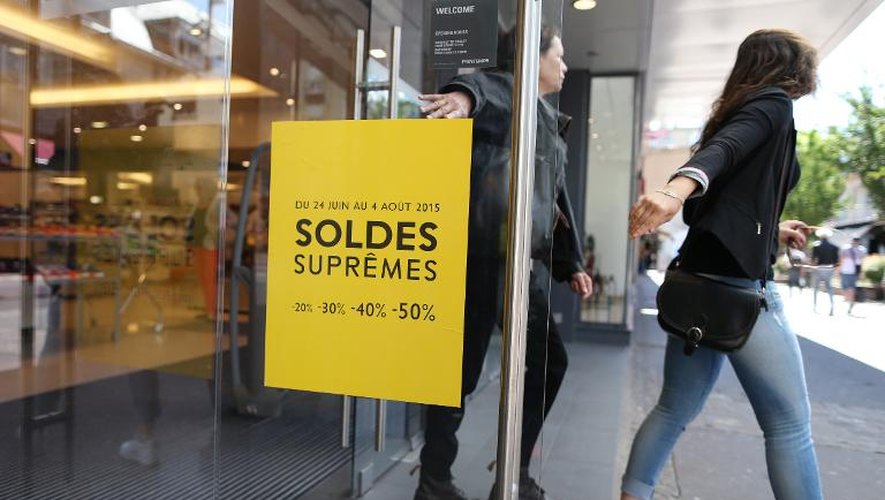 Annonce des soldes dans un grand magasin parisien, le 23 juin 2015