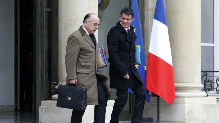 Le Premier ministre Manuel Valls (d) et le ministre de l'Intérieur Bernard Cazeneuve, le 30 mars 2016 à Paris