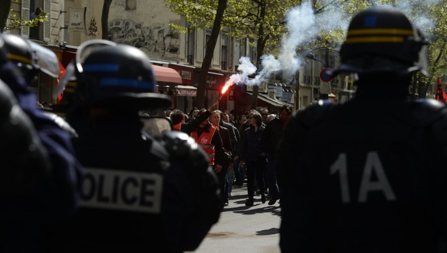 Des membres des forces de l'ordre lors d'une manifestation contre la loi travail, le 28 avril 2016 à Paris