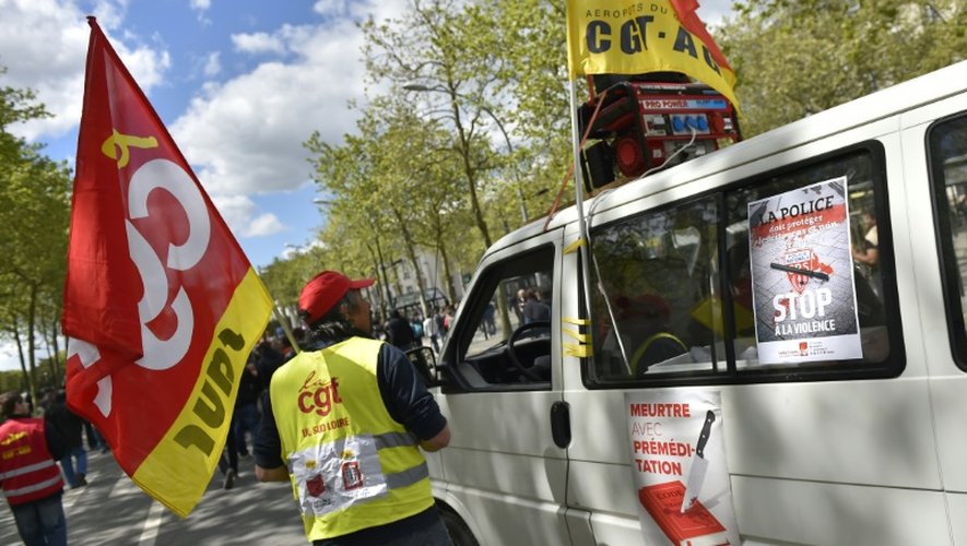 La publication de deux affiches provocatrices de la CGT, le 19 avril puis le 3 mai, a suscité une vive polémique autour des violences policières et provoqué l'ire des syndicats de police et du ministre de l'Intérieur Bernard Cazeneuve