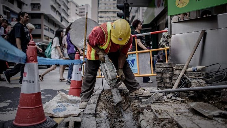Un ouvrier sur un chantier de Hong Kong, le 9 juillet 2013