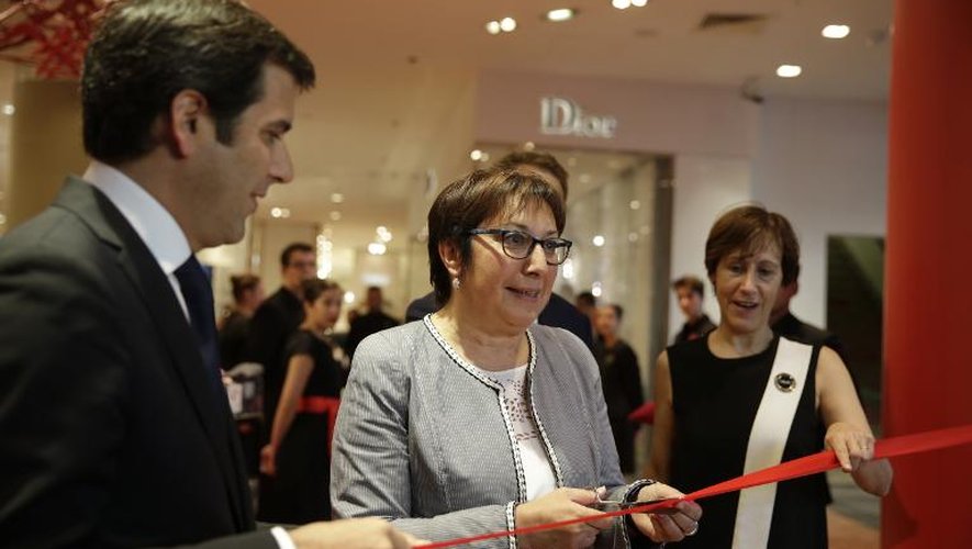 La nouvelle secrétaire d'Etat au Commerce Martine Pinville (c) aux côtés d'Agnès Vigneron (d), directrice des grands magasins Paris Haussmann lance le début des soldes d'été, le 24 juin 2015, aux Galeries Lafayette à Paris