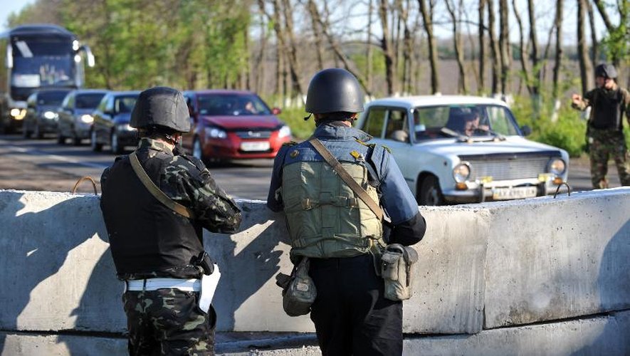 Des policiers ukrainiens montent la garde à un poste de contrôle érigé le 25avril 2014 près de Slaviansk