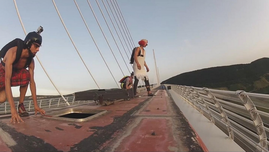 Base jump : ils sautent le Viaduc de Millau depuis un bus