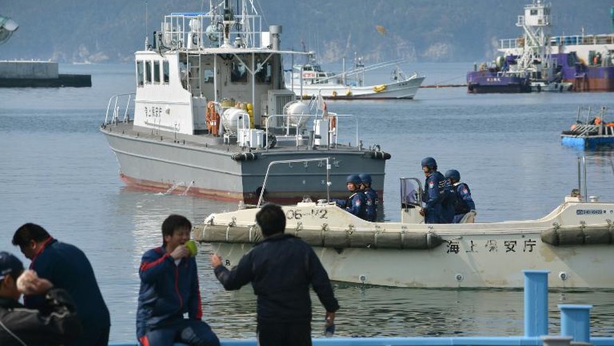 Une flottille baleinière lève l'ancre le 26 avril 2014 dans le port d'Ayukawa au Japon escortée par des garde-côtes japonais
