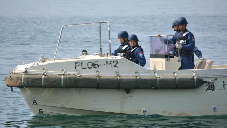 Des garde-côtes japonais le 26 avril 2014 dans le port d'Ayukawa au Japon