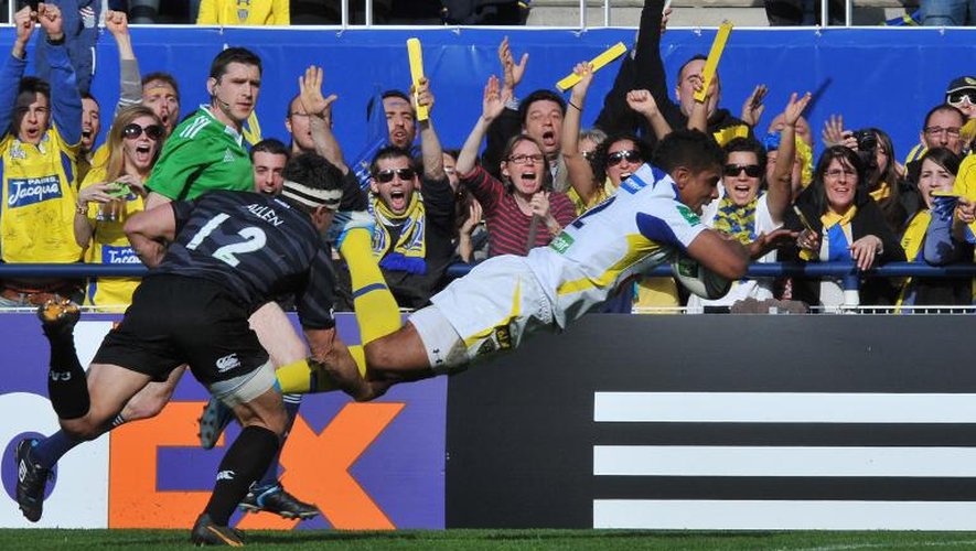 Le Clermontois Wesley Fofana marque un essai contre Leicester Tigers en Coupe d'Europe de rugby, le 5 avril 2014 à Clermont-Ferrand