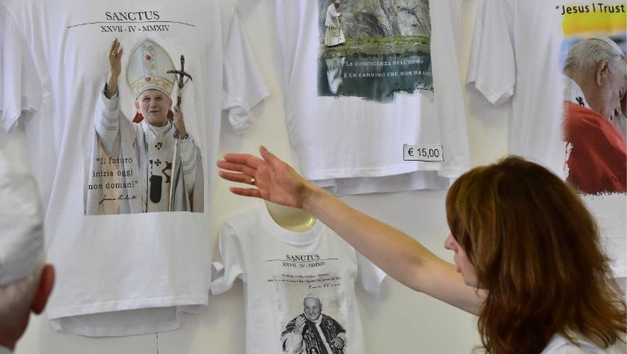 Une boutique de souvenirs de l'exposition "l'humilité et le courage qui ont changé l'histoire", dédiée aux deux papes Jean-Paul II et Jean XXIII au musée du Vatican, le 25 avril 2014
