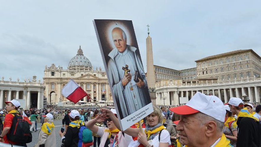 Des pèlerins polonais place St-Pierre au Vatican le 26 avril 2014, la veille de la double canonisation historique de Jean Paul II et Jean XXIII