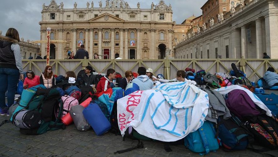 Des pèlerins campent place Saint-Pierre le 26 avril 2014 au Vatican, la veille de la double canonisation