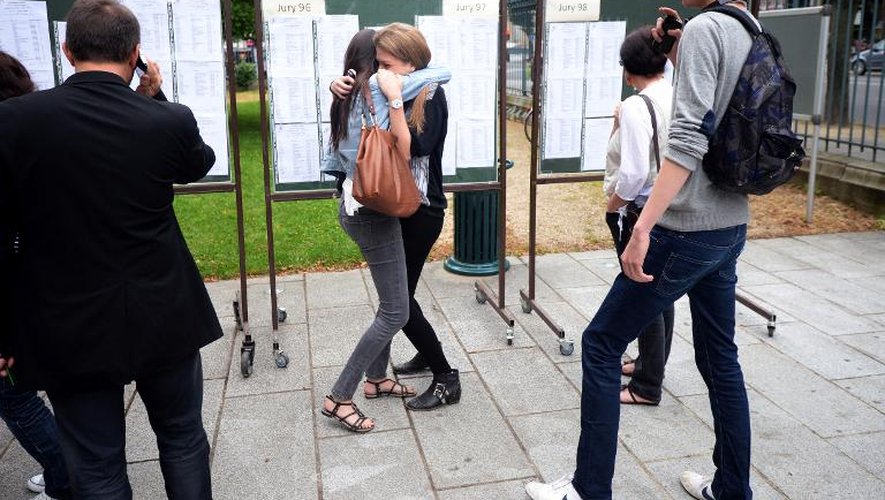 Des élèves s'étreignent alors qu'elles découvrent les résultats du baccalauréat, le 05 juillet 2012 dans un lycée à Rennes