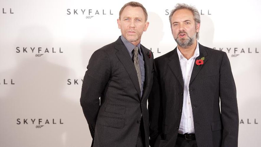 L'acteur Daniel Craig (g) et le réalisateur Sam Mendes (d) pendant la promotion de "Skyfall", le 3 novembre 2011 à Londres