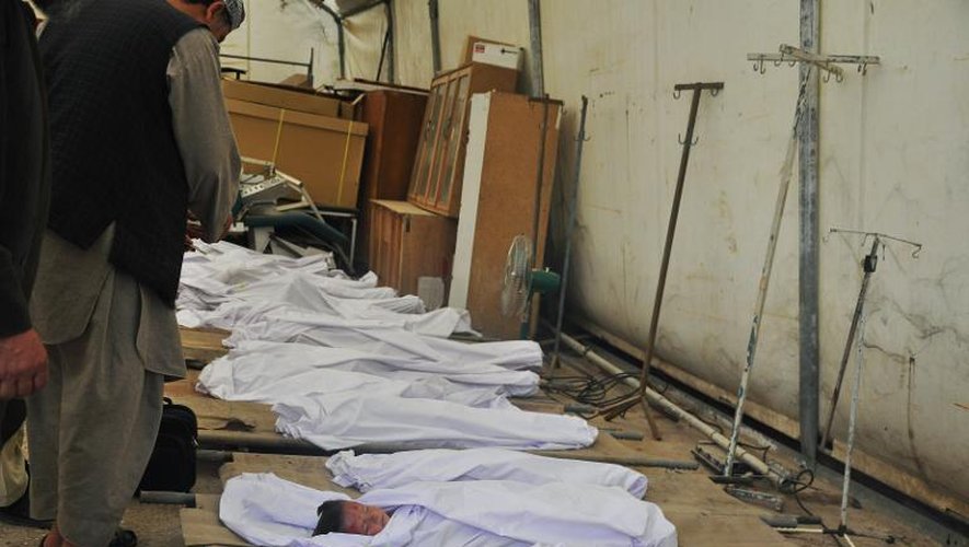 Les corps de victimes des crues en  Afghanistan alignés le 25 avril 2014 dans la province de Jowzjan