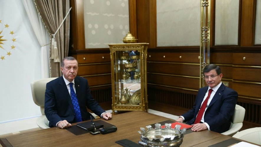 Photo fournie par les autorités turques du  président turc Recep Tayyip Erdogan et du premier ministre Ahmet Davutoglu, lors d'une rencontre au palais présidentiel le 28 août 2015 à Ankara