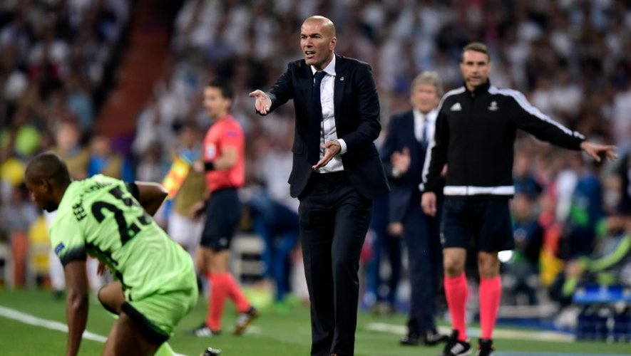 L'entraîneur Zinédine Zidane replace les joueurs du Real Madrid face à Manchester City en Ligue des champions, le 4 mai 2016 à Santiago-Bernabeu
