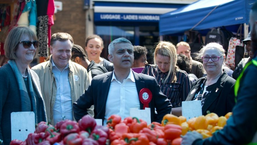 Le candidat travailliste Sadiq Khan en campagne dans un marché à Londres, le 4 mai 2016
