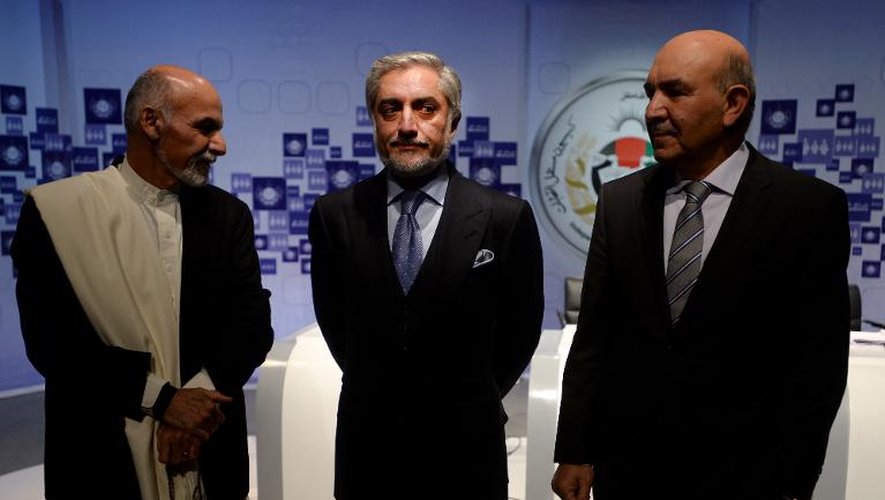 Les candidats à la présidentielle afghane Ashraf Ghani (gauche) et Abdullah Abdullah (centre) arrivent à un débat télévisé, le 8 février 2014 à Kaboul